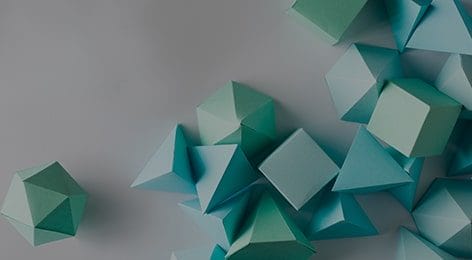 un montón de formas geométricas azules hechas de papel sobre una mesa .